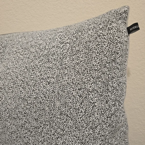 Free Shippng, 23in Pillow From Living Spaces - Picture 5 of 5